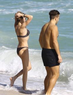 Katie Cassidy feet photo thumbnail