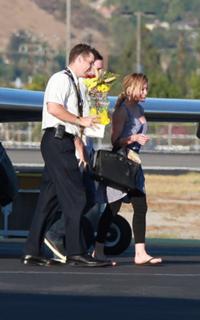 Hilary Duff feet photo thumbnail