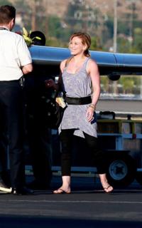 Hilary Duff feet photo thumbnail