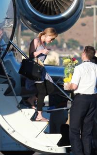 Hilary Duff feet photo thumbnail