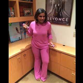 Mindy Kaling feet photo thumbnail