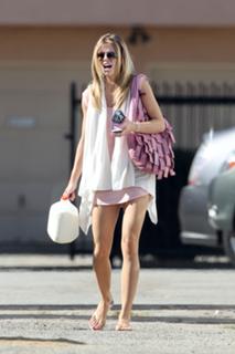 AnnaLynne McCord feet photo thumbnail