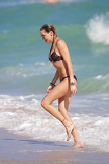 Katie Cassidy feet photo thumbnail