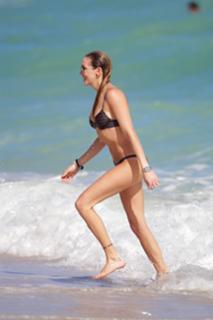 Katie Cassidy feet photo thumbnail