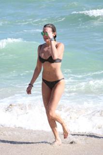 Katie Cassidy feet photo thumbnail