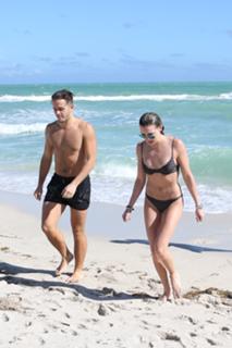 Katie Cassidy feet photo thumbnail