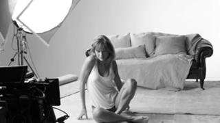 Taylor Swift feet photo thumbnail