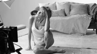 Taylor Swift feet photo thumbnail