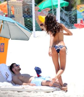 Izabel Goulart feet photo thumbnail