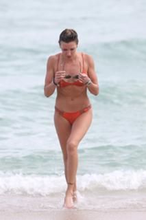Katie Cassidy feet photo thumbnail