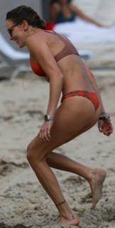 Katie Cassidy feet photo thumbnail