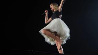Taylor Swift feet photo thumbnail