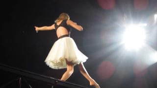 Taylor Swift feet photo thumbnail