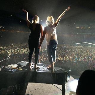 Jennifer Lawrence feet photo thumbnail