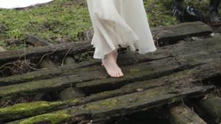 Taylor Swift feet photo thumbnail
