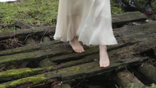 Taylor Swift feet photo thumbnail