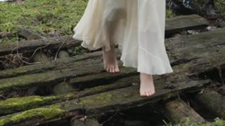 Taylor Swift feet photo thumbnail