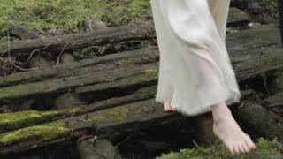 Taylor Swift feet photo thumbnail