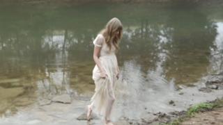Taylor Swift feet photo thumbnail