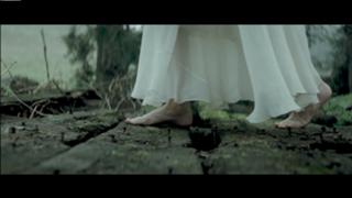 Taylor Swift feet photo thumbnail
