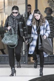 Michelle Trachtenberg feet photo thumbnail