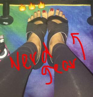Jessica Alba feet photo thumbnail
