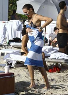 Katie Cassidy feet photo thumbnail