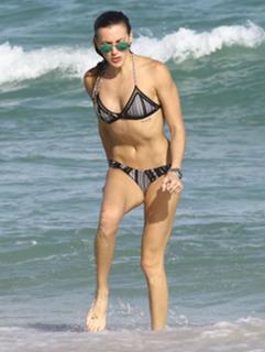 Katie Cassidy feet photo thumbnail