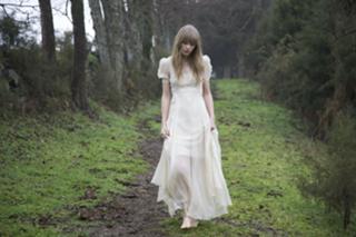 Taylor Swift feet photo thumbnail
