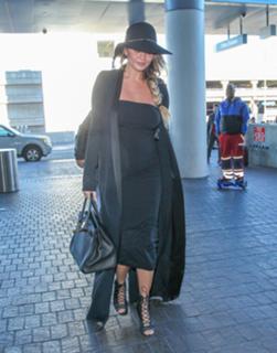 Chrissy Teigen feet photo thumbnail
