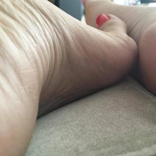 Karin Klemp feet photo thumbnail