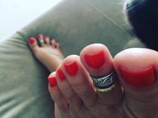 Karin Klemp feet photo thumbnail
