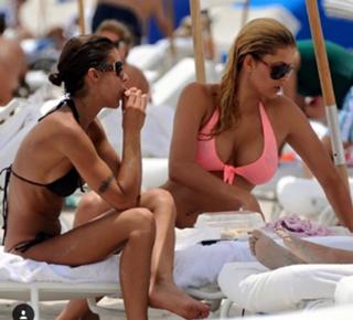 Elisabetta Canalis feet photo thumbnail