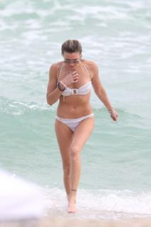 Katie Cassidy feet photo thumbnail