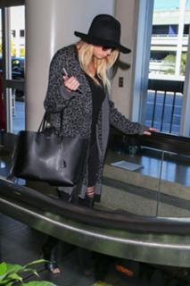 Charlotte McKinney feet photo thumbnail