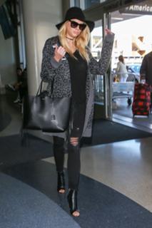 Charlotte McKinney feet photo thumbnail