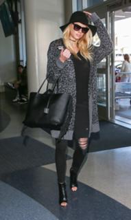 Charlotte McKinney feet photo thumbnail