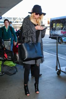 Charlotte McKinney feet photo thumbnail