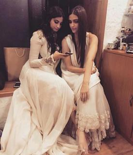 Sonam Kapoor feet photo thumbnail