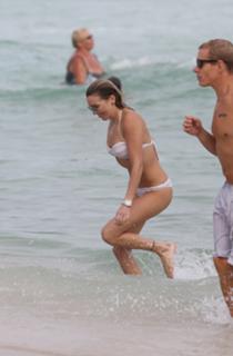 Katie Cassidy feet photo thumbnail