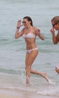 Katie Cassidy feet photo thumbnail