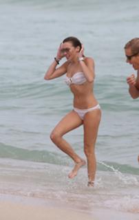 Katie Cassidy feet photo thumbnail