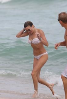 Katie Cassidy feet photo thumbnail