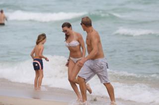 Katie Cassidy feet photo thumbnail