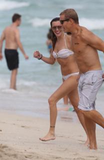 Katie Cassidy feet photo thumbnail
