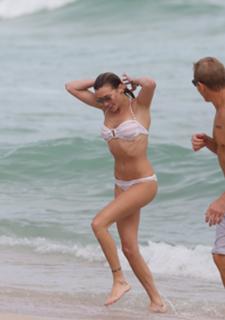 Katie Cassidy feet photo thumbnail
