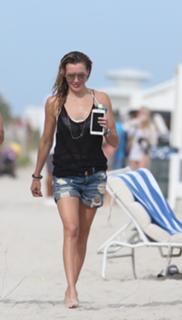 Katie Cassidy feet photo thumbnail