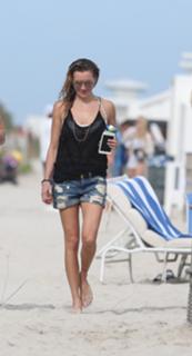 Katie Cassidy feet photo thumbnail