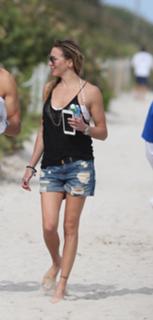 Katie Cassidy feet photo thumbnail