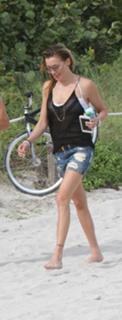 Katie Cassidy feet photo thumbnail